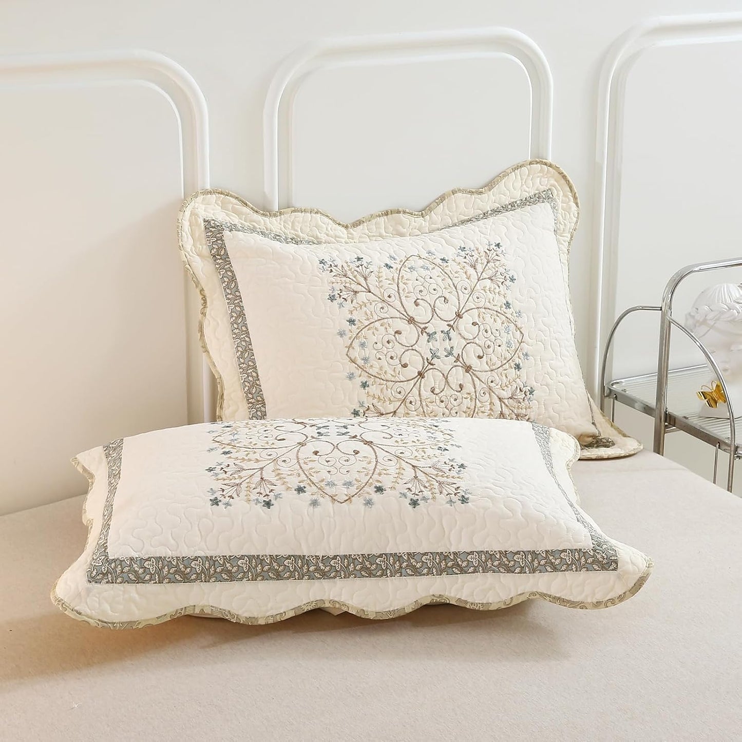 vctops Elegant Embroidered Quilt Set Farmhouse Patchwork Oversized Queen Size Reversible Bedspread Coverlet 3 Piece Cotton Quilted Bedding Set for All Season, 1 Quilt + 2 Pillow Sham (94x102 in)