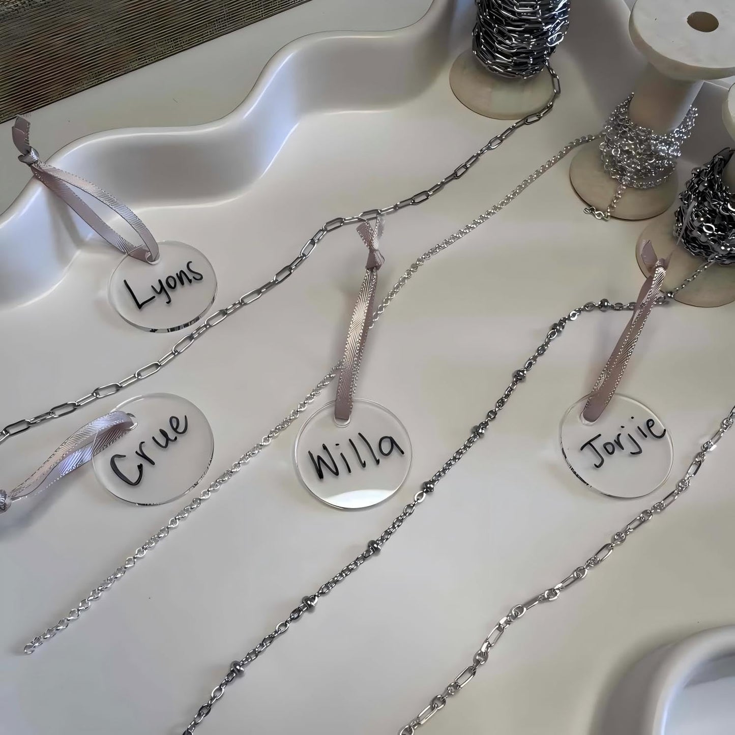 100pcs with Holes 1inch Blank Mini Acrylic Round Sheets, 2mm Thick Clear Circular Blank Tags for DIY Mini Pendant Jewelry Crafts Making Materials