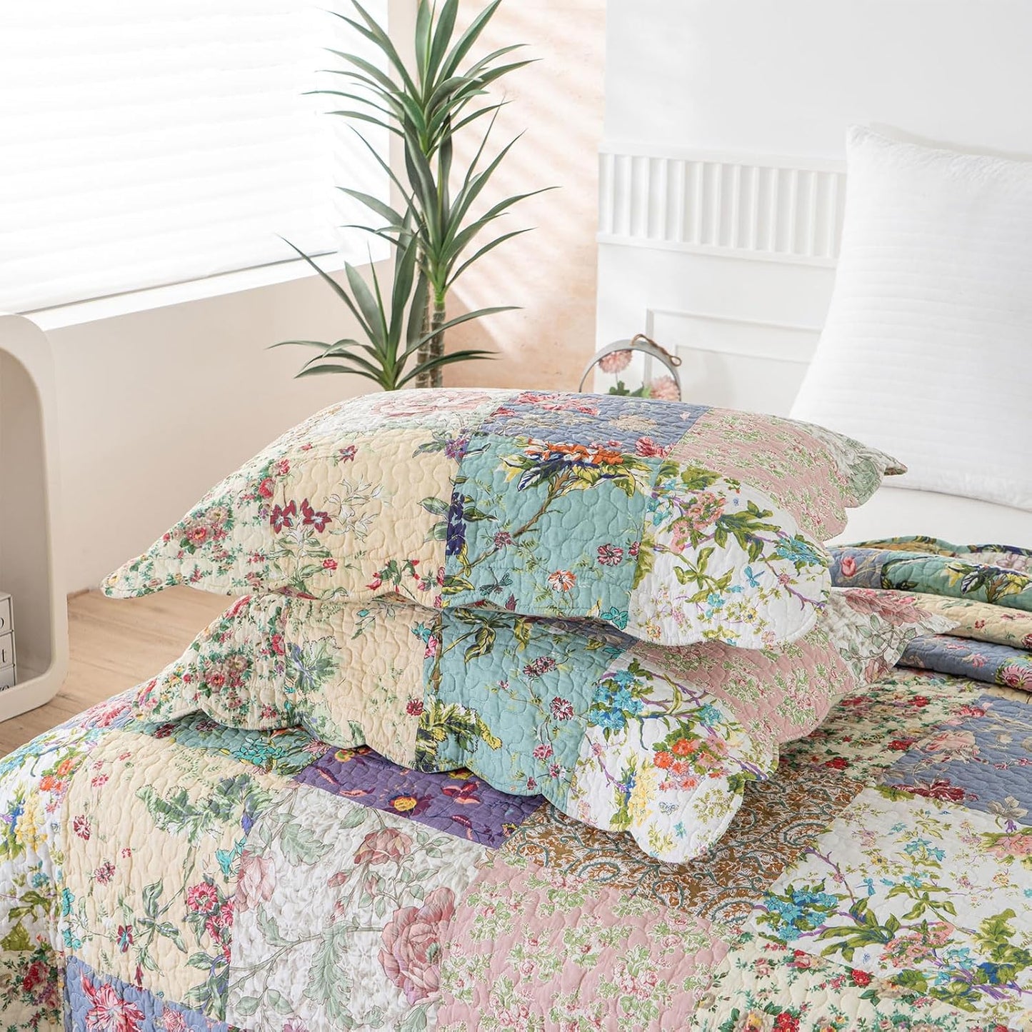 YAYIDAY Oversized Queen Quilt Set Patchwork Bedspread (110x118 Inch) - 100% Cotton Reversible Breathable Floral Quilted Coverlet with Pillow Shams Fit All Season